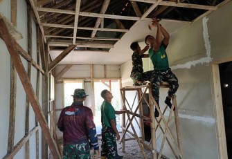 Pengerjaan plafon RTLH ibu Sumanah warga desa Ledok Temputo