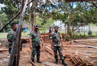 Ketua Tim Wasev Kol Inf Samba saat meninjau pelaksanaan program TMMD ke-129 di Kampung Sesor, Jum'at (24/7)