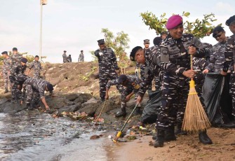 Aksi bersih pantai dan dermaga