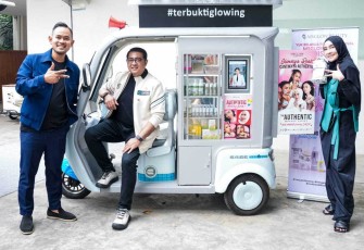 Menteri Ekonomi Kreatif/Kepala Badan Ekonomi Kreatif (Ekraf), Teuku Riefky Harsya (kanan), berbincang dengan pendiri MS Glow, Gilang Widya Pramana (kiri) dan Shandy Purnamasari (tengah), saat kunjungan kerja ke kantor MS Glow, Malang, Jawa Timur, Kamis (30/07/2026)