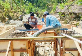 Pengerjaan jembatan gantung garuda di Pacitan