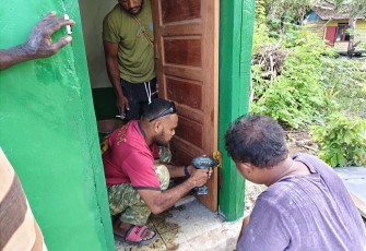 Pemasangan pintu MCK 