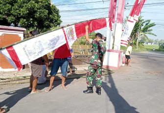 Pemasangan bendera merah putih
