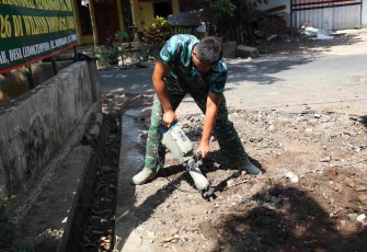 Pembongkaran struktur dengan mesin bor