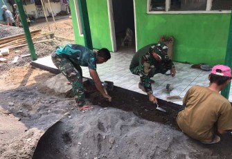 Pemasangan keramik RTLH