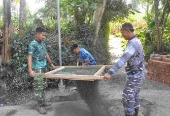 Pengayakan pasir untuk tugu prasasti TMMD ke-129