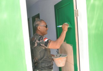 Pengecatan pintu RTLH ibu Ety