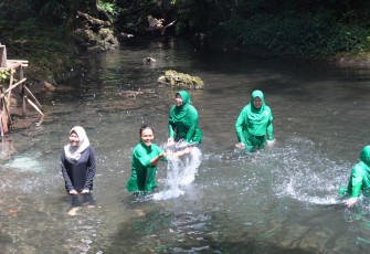 Menikmati keindahan air terjun Kampung Sesor