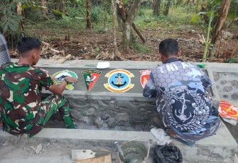 Pemasangan prasasti satuan 