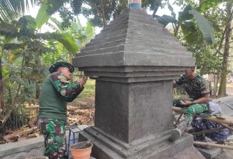 Tahap finishing tugu prasasti TMMD