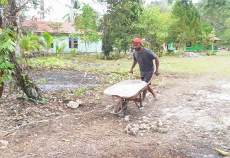 Pembersihan lingkungan Kampung Sesor