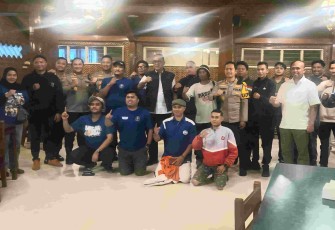 Polda Jatim foto bersama Bonek dan Aremania sepakati damai di Pasuruan, Rabu (12/8)