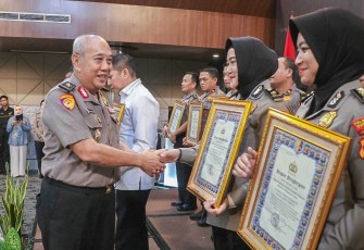 Kabagren Polresta Malang Kota Kompol Diana Pudjiastuti menerima penghargaan mewakili Kapolresta Malang Kota