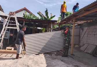 Pemasangan atap warga desa binaan