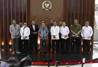 Wakil Ketua DPR RI Sufmi Dasco Ahmad usai rapat koordinasi pimpinan DPR RI bersama sejumlah kementerian dan pihak terkait di Gedung Nusantara III, Kompleks Parlemen, Senayan, Jakarta, Selasa (18/8/2026)