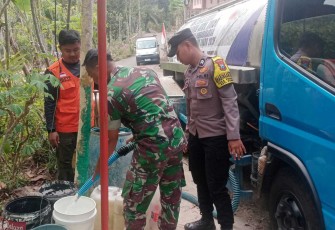 Penyaluran air bersih warga Dongko
