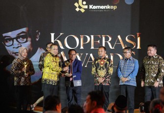 Menkop Ferry Juliantono memberikan penghargaan Koperasi Award 2026 di Jakarta, Kamis (20/8)