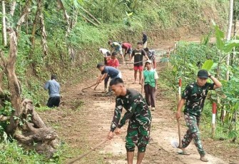 Pupuk Gotong Royong, Babinsa Koramil 0801/06 Laksanakan Pembersihan Jalan Desa
