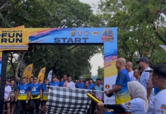 Dirbinmas Polda Bali Kombes Pol Suwandi melepas peserta Security Fun Run, Minggu (4/1)