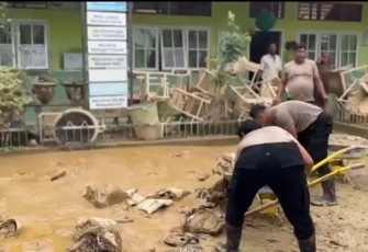 Polri Dampingi Pemulihan SDN 1 Tualang Cut Pasca banjir