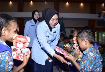 Dankodaeral X Makan Satu Piring Berdua Dengan Siswa TK Hangtuah Jayapura