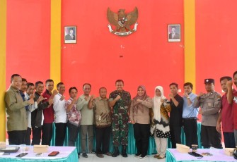 Dandim 0802/Ponorogo Letkol Arh Farauk Saputra foto bersama komponen masyarakat 