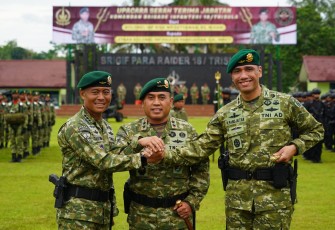 Pangdivif 2 Kostrad Mayjen TNI Primadi Saiful Sulun foto bersama usai sertijab Danbrigif 18/Trisula, Kamis (22/1)
