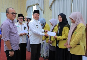 Bupati Welly Bagikan 426 Beasiswa Untuk Mahasiswa Pasaman