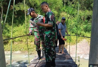 Peninjauan lokasi jembatan gantung 