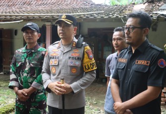 Polres Pacitan Polda Jatim bergerak cepat menyalurkan bantuan kepada warga terdampak gempa bumi di Desa Gayuhan dan Desa Kedungbendo, Kecamatan Arjosari
