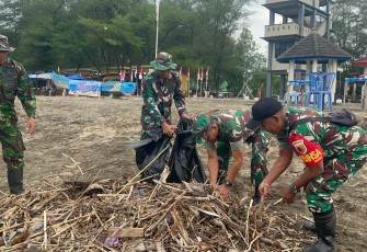 Peduli Kebersihan Pantai, Sinergi TNI Polri, Pemkab Pacitan Serta FPPA Dalam Rangka Hari Pers Nasional