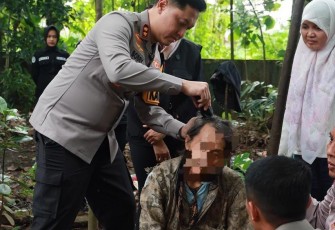 Polres Jember Evakuasi Kakek Tuna Wisma dari Hutan Jubung