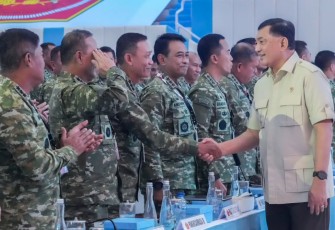 Pangkostrad Letjen TNI Mohammad Fadjar bersalaman dengan Menhan Sjafrie Sjamsoeddin di rapim TNI di Cilangkap, Selasa (10/2)