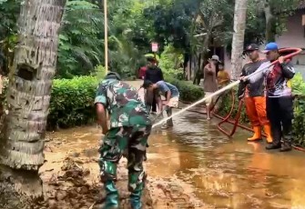 Bantu bersihkan lumpur pasca banjir