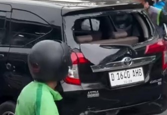 Kondisi mobil lawan arus 