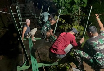 Kompak bangun jembatan gantung perintis hingga malam