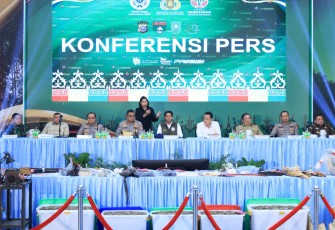 Kadivhumas Polri Irjen Pol. Johnny Eddizon Isir dalam konferensi pers di Mapolda Riau, Selasa (3/3/2026)