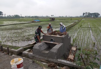 Babinsa dan Warga Pulerejo Bangun Saluran Irigasi Sumur Sible