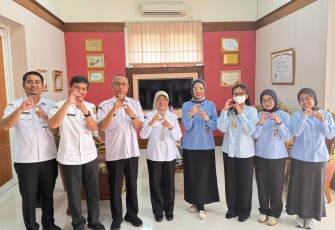 Kepala Biro Hukum dan Humas BGN, Khairul Hidayati foto bersama saat mengunjungi DPMPTSP Jateng, Rabu (4/3)