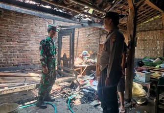 Babinsa Koramil Paron dan Bhabinkamtibmas Gerak Cepat Tangani Kebakaran Rumah Warga
