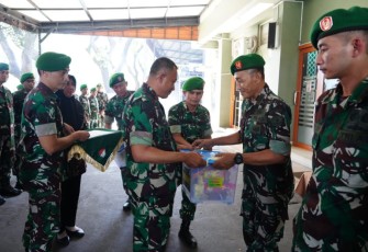 Danrem 052/Wkr Brigjen TNI Faisal Rizal saat memberikan bingkisan lebaran, Jum'at (13/3)