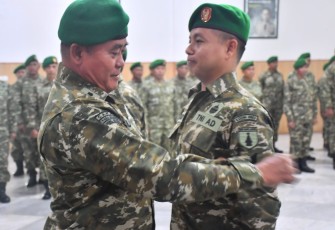 Kasdim 0803/Madiun Mayor Inf Suwandi menyematkan pangkat baru anggota, Rabu (1/4)