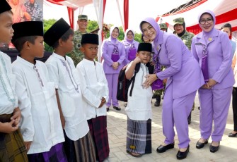 Ny. Evi Agus Subiyanto selaku Ibu Raksa Tri Anggana Tantri (Ibu Asuh Wanita TNI) memimpin dan menghadiri secara langsung kegiatan bakti sosial dalam rangka Apel Bersama Wanita TNI dan HUT ke-62 Dharma Pertiwi Tahun 2026