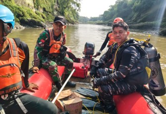 Evakuasi korban tenggelam