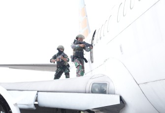 Prajurit Kopaska latihan pengamanan objek vital nasional