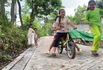 Keceriaan anak-anak bersepeda