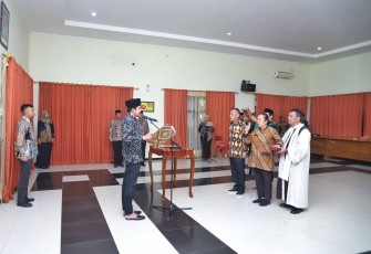 Wakil Bupati Trenggalek, Syah Muhammad Natanegara, saat melantik 2 pejabat administrator, Jum'at (8/5/2026)
