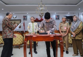 Bupati Trenggalek, Mochamad Nur Arifin, bersama PT. Sarana Multi Infrastruktur, saat menanda tangani Akta pembiayaan insprastruktur di Paringgitan Pendapa Manggala Praja Nugraha, setempat, Selasa (21/4/2026)