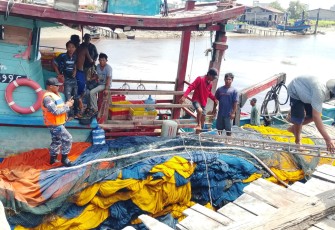 TNI AL Evakuasi Kapal Ikan Tenggelam di Perairan Tanjung Api