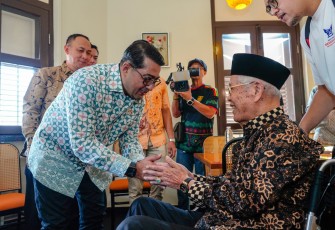 Caption: Menteri Ekonomi Kreatif, Teuku Riefky Harsya, bersama pendiri sekaligus pemilik jaringan Restoran Sederhana, H. Bustamam, saat peresmian Restoran Sederhana Singapura yang berlokasi di kawasan Kampong Glam, Singapura, Minggu (14/6/2026)